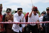 Menteri Perhubungan Budi Karya Sumadi (ketiga kiri) bersama Menteri Hukum dan HAM Yasonna Hamonangan Laoly (keempat kiri) didampingi Wali Kota Singkawang Tjhai Chui Mie (kedua kiri) memotong pagar pintu masuk ke kawasan lahan pembangunan bandara di Singkawang, Kalbar, Senin (18/2). Pembangunan bandara baru di Kota Singkawang yang akan memiliki landasan pacu ultimate sepanjang 2.500 meter dan mampu menampung pesawat Boeing 737-900 ER tersebut ditargetkan akan selesai pada 2022. ANTARA FOTO/David/jhw