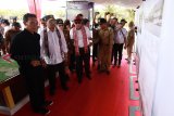 Menteri Perhubungan Budi Karya Sumadi (kedua kiri) bersama Menteri Hukum dan HAM Yasonna Hamonangan Laoly (keempat kiri) dan Wali Kota Singkawang Tjhai Chui Mie (ketiga kiri) melihat pemaparan pembangunan bandara di Kecamatan Pangmilang, Singkawang Selatan, Kalimantan Barat, Senin (18/2/2019). Pembangunan bandara baru di Kota Singkawang yang akan memiliki landasan pacu ultimate sepanjang 2.500 meter dan mampu menampung pesawat Boeing 737-900 ER tersebut ditargetkan akan selesai pada 2022. ANTARA FOTO/David/jhw