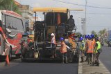 Pekerja menyelesaikan pengaspalan di jalur pantura Kandanghaur, Indramayu, Jawa Barat, Selasa (18/2/2019). Perbaikan jalur pantura tersebut ditargetkan selesai sebelum arus mudik mendatang. ANTARA JABAR/Dedhez Anggara/agr.