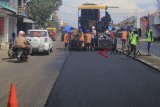 Pekerja menyelesaikan pengaspalan di jalur pantura Kandanghaur, Indramayu, Jawa Barat, Selasa (18/2/2019). Perbaikan jalur pantura tersebut ditargetkan selesai sebelum arus mudik mendatang. ANTARA JABAR/Dedhez Anggara/agr.