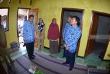 Kepala Cabang Dinas Pendidikan Jawa Timur Wilayah Bondowoso-Situbondo Mahrus Syamsul (kanan), Kepala SMKN 3 Bondowoso Umar Said (kiri), melihat rumah korban angin kencang Sakminahyanti (tengah), yang sudah diperbaiki di Desa Tegal Mijin, Grujugan, Bondowoso, Jawa Timur, Senin (18/2/2019). Siswa SMKN 3 Bondowoso Jurusan Teknik Desain Pemodelan dan Informasi Bangunan tersebut menerapkan keahlian jurusannya yang bermanfaat bagi masyarakat dengan membuat dan memperbaiki rumah warga korban angin kencang. Antara Jatim/Seno/ZK.
