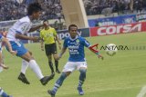 Pesepak bola Persib Bandung Ghozali Siregar (kanan) berebut bola dengan pesepak bola Arema FC Jayus Hariono (kiri) pada Laga pertama 16 besar Piala Indonesia di Stadion Si Jalak Harupat, Kabupaten Bandung, Jawa Barat, Senin (18/2/2019). Pertandingan Persib Bandung melawan Arema FC berakhir seri dengan skor 1-1. ANTARA JABAR/Novrian Arbi/agr.