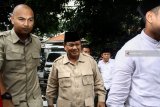 Calon Presiden Nomor urut 02 Prabowo Subianto (tengah) tiba di Rutan Kelas I Surabaya di Medaeng, Sidoarjo, Jawa Timur, Selasa (19/2/2019). Kedatangan Prabowo Subianto tersebut untuk melihat secara langsung kondisi Ahmad Dhani yang ditahan atas kasus tuduhan pencemaran nama baik dengan mengatakan 