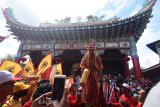 Seorang Tatung melakukan atraksi usai memohon doa restu di Vihara Budi Dharma, Singkawang, Kalimantan Barat, Senin (18/2/2019). Para tatung mendatangi vihara guna memohon doa restu kepada para dewa sebelum melakukan atraksi di jalanan Kota Singkawang saat perayaan Cap Go Meh pada Selasa (19/2). ANTARA FOTO/Reza Novriandi/jhw