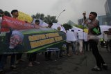 Sejumlah orang  yang menamakan diri Jaringan Santri Nusantara berunjukrasa di Surabaya, Jawa Timur, Senin (18/2/2019). Mereka menuntut Fadli Zon untuk segera meminta maaf secara terbuka kepada KH Maimoen Zubair. Antara Jatim/Didik Suhartono/ZK.