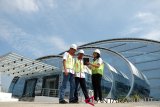 GM Pelindo I Cabang Pelabuhan Tanjungbalai Asahan Aulia Rahman Hasibuan (kiri) berbincang dengan Manager Bisnis dan Teknik Khairul Tampubolon (tengah) dan VP Public Relations Fiona Sari Utami (kanan) saat meninjau Terminal Penumpang Teluk Nibung, Pelabuhan Tanjungbalai Asahan, di Tanjungbalai, Sumatera Utara, Selasa (19/2/2019). Guna meningkatkan layanan kepelabuhanan, Pelindo I terus melakukan pengembangan dengan melakukan modernisasi Terminal Penumpang Teluk Nibung, Pelabuhan Tanjungbalai Asahan yang telah rampung 100 persen dengan fasilitas dua lantai diantaranya dilengkapi area 