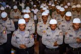 Sejumlah polisi melaksanakan salat hajat saat mengikuti Tablig Akbar dan Mujahadah Kubro bertajuk ‘Nihadlul Mustagfirin’ di Mapolres Demak, Jawa Tengah, Senin (18/2/2019) malam. Kegiatan salat hajat dilanjutkan doa bersama yang diikuti jajaran TNI-POLRI dan masyarakat Demak itu untuk mewujudkan Pemilu 2019 yang aman, damai, dan sejuk di Kabupaten Demak serta di seluruh wilayah NKRI. ANTARA FOTO/Aji Styawan/pras.