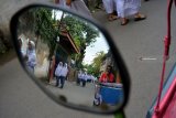 Satriwati pulang sekolah di Pondok Pesantren Bahrul Ulum Tambakberas, Jombang, Jawa Timur, Selasa (19/2/2019). Bawaslu Jombang merekomendasikan KPU setempat aktif melakukan upaya jemput bola ke seluruh Pesantren untuk menggalang pemilih tambahan dari kalangan santri luar daerah. Karena jumlah pemilih pindah domisili yang tercatat dalam Daftar Pemilih Tambahan (DPTb) hingga 17 Februari hanya 868 orang. Antara Jatim/Syaiful Arif/ZK.