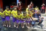 Petugas pemadam kebakaran Kota Bogor bersama sejumlah siswa TK Kartini Kota Bogor menggunakan selang air saat kunjungan di Pemadam Kebakaran dan Penyelamatan Kota Bogor, Kelurahan Sukasari, Bogor, Jawa Barat, Selasa (19/2/2019). Kegiatan belajar tentang profesi pemadam kebakaran tersebut bertujuan untuk memberikan edukasi, pengenalan dan pemahaman sejak dini tentang profesi pemadam kebakaran yang dibutuhkan dan bermanfaat bagi masyarakat. ANTARA JABAR/Arif Firmansyah/agr.