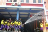 Petugas pemadam kebakaran Kota Bogor bersama sejumlah siswa TK Kartini Kota Bogor menggunakan selang air saat kunjungan di Pemadam Kebakaran dan Penyelamatan Kota Bogor, Kelurahan Sukasari, Bogor, Jawa Barat, Selasa (19/2/2019). Kegiatan belajar tentang profesi pemadam kebakaran tersebut bertujuan untuk memberikan edukasi, pengenalan dan pemahaman sejak dini tentang profesi pemadam kebakaran yang dibutuhkan dan bermanfaat bagi masyarakat. ANTARA JABAR/Arif Firmansyah/agr.