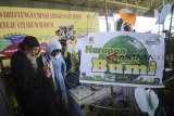 Seorang pekerja mengikuti acara Citarum Expo yang digelar di  Gedung Budaya Sabilulungan, Soreang, Kabupaten Bandung, Jawa Barat, Selasa (19/2/2019). Citarum Expo tersebut digelar untuk membangun kolaborasi seluruh stakeholder yang konsern dalam penanganan pencemaran di DAS Citarum. ANTARA JABAR/Raisan Al Farisi/agr.