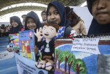 Sejumlah anak menunjukan karya lukisannya saat acara Citarum Expo yang digelar di  Gedung Budaya Sabilulungan, Soreang, Kabupaten Bandung, Jawa Barat, Selasa (19/2/2019). Citarum Expo tersebut digelar untuk membangun kolaborasi seluruh stakeholder yang konsern dalam penanganan pencemaran di DAS Citarum. ANTARA JABAR/Raisan Al Farisi/agr.