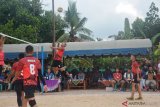 Salah satu tim voli melakukan smash pada pembukaan Turnamen Volly Ball H Saidi Mansyur Cup Tahun 2019 di  Desa Cindai Alus, Martapura, MInggu (17/2/2019) . Kejuaraan bola voli dibuka langsung oleh Wakil Bupati Banjar H Saidi Mansyur  diikuti oleh 45 klub bola voli Kalimantan Selatan itu pertandingkan setiap akhir pekan.Foto Antaranews Kalsel/hms/f