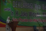 Ketua relawan nyai bersatu, Nyai Djuhariyah Fawaid saat Deklarasi Nyai Bersatu di GOR Baluran, Situbondo, Jawa Timur, Selasa (19/2/2019). Deklarasi Nyai Bersatu itu diikuti ribuan ibu nyai dari pondok pesantren di daerah Tapal Kuda, yaitu kabupaten Situbondo, Bondowoso, Jember, Banyuwangi, Lumajang, Probolinggo dan Pasuruan untuk mendukung Capres-Cawapres nomor urut 01 Joko Widodo-Ma'ruf Amin. Antara Jatim/Seno/zk