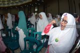 Sejumlah ibu nyai melakukan Deklarasi Nyai Bersatu di GOR Baluran, Situbondo, Jawa Timur, Selasa (19/2/2019). Deklarasi Nyai Bersatu itu diikuti ribuan ibu nyai dari pondok pesantren di daerah Tapal Kuda, yaitu kabupaten Situbondo, Bondowoso, Jember, Banyuwangi, Lumajang, Probolinggo dan Pasuruan untuk mendukung Capres-Cawapres nomor urut 01 Joko Widodo-Ma'ruf Amin. Antara Jatim/Seno/zk