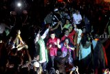 Gubernur Jawa Barat Ridwan Kamil (kedua kiri) dan Wali Kota Bogor Bima Arya (ketiga kiri) mengikuti Festival Cap Go Meh 2019 di Jalan Raya Surya Kencana, Kota Bogor, Jawa Barat, Selasa  (19/2/2019).  Perayaan Cap Go Meh yang menampilkan karnaval dari berbagai kesenian dan kebudayaan Tionghoa serta kebudayaan Indonesia terse but bertemakan 