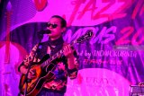 Musisi Indonesia Mus Mujiono memainkan musik jazz saat Jazz in Campus di Universitas Surabaya, Surabaya, Jawa Timur, Selasa (19/2/2019). Surabaya Entertainment Club (SEC) dan Otoritas Jasa Keuangan menggelar Jazz in Campus 2019 di sejumlah kampus di Surabaya dan  berlangsung hingga 21 Februari 2019. Antara Jatim/Didik Suhartono/zk