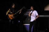 Musisi Indonesia Mus Mujiono (kiri) bersama anggota Komisi XI DPR Indah Kurnia (kanan) tampil saat Jazz in Campus di Universitas Surabaya, Surabaya, Jawa Timur, Selasa (19/2/2019). Surabaya Entertainment Club (SEC) dan Otoritas Jasa Keuangan menggelar Jazz in Campus 2019 di sejumlah kampus di Surabaya dan berlangsung hingga 21 Februari 2019. Antara Jatim/Didik Suhartono/zk