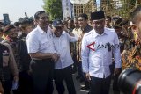 Menko Maritim Luhut Binsar Panjaitan (ketiga kiri) bergurau dengan Menteri PUPR Basuki Hadimuljono (keempat kiri) didampingi oleh Gubernur Jawa Barat Ridwan Kamil (kedua kanan) di acara Citarum Expo saat melakukan kunjungan kerja di Soreang, Kabupaten Bandung, Jawa Barat, Selasa (19/2/2019). Dalam kunjungan kerja tersebut, Luhut Binsar Panjaitan bersama Pemerintah Provinsi Jawa Barat dan Kementerian terkait melakukan komitmen kerja sama atau Rencana Aksi Percepatan Pengendalian Pencemaran dan Kerusakan (PPPK) di Daerah Aliran Sungai (DAS) Citarum. ANTARA JABAR/Raisan Al Farisi/agr.