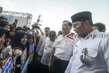 Menko Maritim Luhut Binsar Panjaitan (kedua kanan) bersama Menteri PUPR Basuki Hadimuljono (ketiga kanan) dan Gubernur Jawa Barat Ridwan Kamil (kanan) berbincang dengan sejumlah anak di acara Citarum Expo saat melakukan kunjungan kerja di Soreang, Kabupaten Bandung, Jawa Barat, Selasa (19/2/2019). Dalam kunjungan kerja tersebut, Luhut Binsar Panjaitan bersama Pemerintah Provinsi Jawa Barat dan Kementerian terkait melakukan komitmen kerja sama atau Rencana Aksi Percepatan Pengendalian Pencemaran dan Kerusakan (PPPK) di Daerah Aliran Sungai (DAS) Citarum. ANTARA JABAR/Raisan Al Farisi/agr.