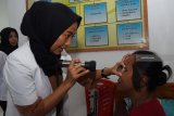 Warga mendapatkan layanan kesehatan gratis saat digelar bakti sosial pengobatan massal gratis oleh Pemkab Madiun di Desa Kanung, Kecamatan Sawahan, Kabupaten Madiun, Jawa Timur, Rabu (20/2/2019). Ratusan orang memanfaatkan kesempatan tersebut untuk mendapatkan layanan kesehatan dan pengobatan secara gratis. Antara Jatim/Siswowidodo/ZK.