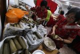 Warga Tionghoa menyiapkan lontong beserta lauk pauknya ke dalam piring di Kelenteng Tjoe Hwie Kiong di Kota Kediri, Jawa Timur, Selasa (19/2/2019). Sebanyak 1.100 lontong disajikan untuk dimakan bersama saat merayakan Cap Go Meh sebagai rangkaian penutupan perayaan Tahun Baru Imlek. Antara Jatim/Prasetia Fauzani/zk