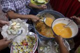 Warga Tionghoa menyiapkan lontong beserta lauk pauknya ke dalam piring di Kelenteng Tjoe Hwie Kiong di Kota Kediri, Jawa Timur, Selasa (19/2/2019). Sebanyak 1.100 lontong disajikan untuk dimakan bersama saat merayakan Cap Go Meh sebagai rangkaian penutupan perayaan Tahun Baru Imlek. Antara Jatim/Prasetia Fauzani/zk