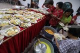 Warga Tionghoa menyiapkan lontong beserta lauk pauknya ke dalam piring di Kelenteng Tjoe Hwie Kiong di Kota Kediri, Jawa Timur, Selasa (19/2/2019). Sebanyak 1.100 lontong disajikan untuk dimakan bersama saat merayakan Cap Go Meh sebagai rangkaian penutupan perayaan Tahun Baru Imlek. ANTARA FOTO/Prasetia Fauzani/