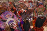 Seniman memainkan kesenian rampak barong secara masal di kawasan Hutan Kota, Trenggalek, Jawa Timur, Selasa (19/2/2019). Tarian masal rampak barong yang diikuti 250 seniman barongan dari berbagai pelosok desa/kota itu digelar dalam rangka melestarikan budaya khas daerah sekaligus ikrar kesetiaan terhadap NKRI. Antara Jatim/Destyan Sujarwoko/zk