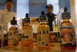 Petugas menunjukkan barang bukti rokok ilegal dan liquid vape (rokok elektrik) yang tidak disertai cukai hasil penindakan Kantor Pengawasan dan Penindakan Bea Cukai (KPPBC) Tipe Madya Pabean C Blitar di Tulungagung, Jawa Timur, Rabu (20/2/2019). Sebanyak 3.939.965 batang rokok ilegal serta 254 botol liquid vape (rokok elektrik) dan 7.478 botol minuman beralkohol tanpa cukai hasil penindakan selama kurun 2018 dimusnahkan untuk memberi efek jera kepada pelaku pelanggaran cukai di daerah tersebut. Antara Jatim/Destyan Sujarwoko/ZK.