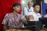 Petugas Dinas Kependudukan dan Catatan Sipil (Dispendukcapil) melakukan perekaman KTP elektronik di depan Gedung DPRD, Malang, Jawa Timur, Rabu (20/2/2019). Perekaman KTP elektronik dengan sistem 