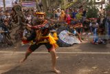 Seniman memainkan tari jaranan senterewe di sela pawai budaya rampak barong di kawasan Hutan Kota, Trenggalek, Jawa Timur, Selasa (19/2/2019). Pertunjukkan seni jaranan senterewe dan tari rampak barong masal yang diikuti 250 seniman dari berbagai pelosok desa/kota itu digelar dalam rangka melestarikan budaya khas daerah sekaligus ikrar kesetiaan terhadap NKRI. Antara Jatim/Destyan Sujarwoko/zk