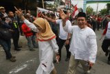 Anggota DPR dari Gerindra Bambang Haryo Soekartono (kanan) berjalan saat mengikuti kunjungan Calon Presiden  nomor urut 02 Prabowo Subianto di  Majelis Ta'lim Kyai Tambak Deres Surabaya, Jawa Timur, Selasa (19/2/2019). Kegiatan tersebut bertujuan untuk bersilaturahmi dengan para kyai dan ulama. Antara Jatim/Didik Suhartono/zk