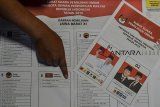 Petugas sortir dan lipat surat suara menunjukan surat suara yang terdapat bercikan tinta di surat suara DPR RI, di Gudang Logistik KPU Kota Tasikmalaya, Jawa Barat, Selasa(19/2/2019). Dari total 494.077 surat suara Pilpres yang sudah dilipat dan tersortir, terdapat 2.929 surat suara pilpres yang rusak diantaranya kerusakan seperti terkena percikan tinta, sobek serta mengkerut dengan katagori tidak layak pakai. ANTARA JABAR/Adeng Bustomi/agr.