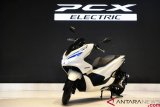 Sepeda motor Honda PCX Electric diluncurkan di Jakarta, Kamis (31/1/2019). Honda PCX Electric merupakan sepeda motor listrik pertama Honda untuk Indonesia yang 100 persen menggunakan tenaga bersumber dari baterai listrik. ANTARA FOTO/Puspa Perwitasari/wsj.