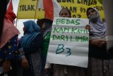 Warga menggelar aksi di depan pabrik pengolahan limbah Bahan Berbahaya dan Beracun (B3) PT Putra Restu Ibu Abadi (PT PRIA) di Desa Lakardowo, Kecamatan Jetis, Kabupaten Mojokerto, Jawa Timur, Rabu (20/2/2019). Mereka menuntut pabrik membongkar limbah B3 di Desa Lakardowo serta pencabutan izin lingkungan PT PRIA. Antara Jatim/Syaiful Arif/ZK.