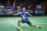 Pebulu tangkis tunggal putra dari tim Musica Trinity Anthony Ginting mengembalikan shuttle kok saat bertanding melawan pebulu tangkis tunggal putra dari tim Daihatsu Astec Vicky Angga Saputra dalam laga penyisihan Djarum Superliga Badminton 2019 di Sasana Budaya Ganesha (Sabuga), Bandung, Jawa Barat, Rabu (20/2/2019). Pertandingan tersebut dimenangkan oleh pebulu tangkis tunggal putra dari tim Musica Trinity Anthony Ginting dengan skor 21-19, 21-15. ANTARA JABAR/Raisan Al Farisi/agr.