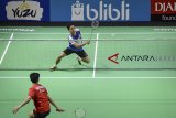 Pebulu tangkis tunggal putra dari tim Musica Trinity Anthony Ginting mengembalikan shuttle kok saat bertanding melawan pebulu tangkis tunggal putra dari tim Daihatsu Astec Vicky Angga Saputra dalam laga penyisihan Djarum Superliga Badminton 2019 di Sasana Budaya Ganesha (Sabuga), Bandung, Jawa Barat, Rabu (20/2/2019). Pertandingan tersebut dimenangkan oleh pebulu tangkis tunggal putra dari tim Musica Trinity Anthony Ginting dengan skor 21-19, 21-15. ANTARA JABAR/Raisan Al Farisi/agr.