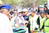 Ketua Bhayangkari Pusat pimpin aksi bersih sampah di Pantai Talise Palu
