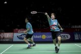 Pebulu tangkis ganda putra dari tim Jaya Raya Jakarta Marcus Gideon (kanan) dan Hendra Setiawan (kiri) mengembalikan shuttle kok saat bertanding melawan pebulu tangkis ganda putra dari tim Jatim United Indra Leonard Prasetya dan Yantony Edy Saputra dalam laga penyisihan Djarum Superliga Badminton 2019 di Sasana Budaya Ganesha (Sabuga), Bandung, Jawa Barat, Rabu (20/2/2019). Pertandingan tersebut dimenangkan oleh pebulu tangkis ganda putra dari tim Jaya Raya Jakarta dengan skor 21-18, 21-15. ANTARA JABAR/Raisan Al Farisi/agr.