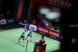 Pebulu tangkis ganda putra dari tim Jaya Raya Jakarta Marcus Gideon (kanan) dan Hendra Setiawan (kiri) mengembalikan shuttle kok saat bertanding melawan pebulu tangkis ganda putra dari tim Jatim United Indra Leonard Prasetya dan Yantony Edy Saputra dalam laga penyisihan Djarum Superliga Badminton 2019 di Sasana Budaya Ganesha (Sabuga), Bandung, Jawa Barat, Rabu (20/2/2019). Pertandingan tersebut dimenangkan oleh pebulu tangkis ganda putra dari tim Jaya Raya Jakarta dengan skor 21-18, 21-15. ANTARA JABAR/Raisan Al Farisi/agr.