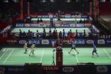 Pebulu tangkis ganda putra dari tim Djarum Kudus Kevin Sanjaya (kanan) dan Mohamad Ahsan (kedua kanan) mengembalikan shuttle kok saat bertanding melawan pebulu tangkis ganda putra dari tim Hitachi Jepang Keiichiro Matsui dan Yoshinori Takeuchi dalam laga penyisihan Djarum Superliga Badminton 2019 di Sasana Budaya Ganesha (Sabuga), Bandung, Jawa Barat, Rabu (20/2/2019). Pertandingan tersebut dimenangkan oleh pebulu tangkis ganda putra dari tim Djarum Kudus Kevin Sanjaya dan Mohamad Ahsan dengan skor 21-11, 21-18. ANTARA JABAR/Raisan Al Farisi/agr.