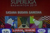 Pebulu tangkis ganda putra dari tim Djarum Kudus Kevin Sanjaya (kanan) dan Mohamad Ahsan (kiri) mengembalikan shuttle kok saat bertanding melawan pebulu tangkis ganda putra dari tim Hitachi Jepang Keiichiro Matsui dan Yoshinori Takeuchi dalam laga penyisihan Djarum Superliga Badminton 2019 di Sasana Budaya Ganesha (Sabuga), Bandung, Jawa Barat, Rabu (20/2/2019). Pertandingan tersebut dimenangkan oleh pebulu tangkis ganda putra dari tim Djarum Kudus Kevin Sanjaya dan Mohamad Ahsan dengan skor 21-11, 21-18. ANTARA JABAR/Raisan Al Farisi/agr.