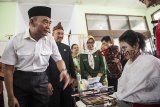 Menteri Pendidikan dan Kebudayaan Muhadjir Effendy (kiri) berbincang dengan siswa SMKN 9 saat kunjungan kerja di Bandung, Jawa Barat, Kamis (21/2/2019). Kunjungan kerja Muhadjir Effendy ke SMKN 9 Bandung dalam rangka meninjau proses revitalisasi SMK dan peningkatan kualitas dan sumber daya manusia. ANTARA JABAR/M Agung Rajasa/agr.