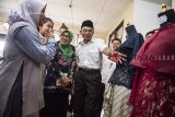 Menteri Pendidikan dan Kebudayaan Muhadjir Effendy (kanan) berbincang dengan siswa SMKN 9 saat kunjungan kerja di Bandung, Jawa Barat, Kamis (21/2/2019). Kunjungan kerja Muhadjir Effendy ke SMKN 9 Bandung dalam rangka meninjau proses revitalisasi SMK dan peningkatan kualitas dan sumber daya manusia. ANTARA JABAR/M Agung Rajasa/agr.