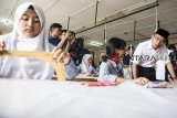 Menteri Pendidikan dan Kebudayaan Muhadjir Effendy (kanan) berbincang dengan siswa SMKN 9 saat kunjungan kerja di Bandung, Jawa Barat, Kamis (21/2/2019). Kunjungan kerja Muhadjir Effendy ke SMKN 9 Bandung dalam rangka meninjau proses revitalisasi SMK dan peningkatan kualitas dan sumber daya manusia. ANTARA JABAR/M Agung Rajasa/agr.