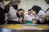 Menteri Pendidikan dan Kebudayaan Muhadjir Effendy (tengah) berbincang dengan siswa SMKN 9 saat kunjungan kerja di Bandung, Jawa Barat, Kamis (21/2/2019). Kunjungan kerja Muhadjir Effendy ke SMKN 9 Bandung dalam rangka meninjau proses revitalisasi SMK dan peningkatan kualitas dan sumber daya manusia. ANTARA JABAR/M Agung Rajasa/agr.