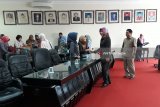 Wakil Wali Kota Kediri Lilik Muhibbah (kedua kanan)  menyapa peserta Rapat Paripurna DPRD Kota Kediri di Gedung DPRD Kota Kediri, Jawa Timur, Kamis (21/2/2019). Rapat tersebut membahas dua rancangan peraturan daerah (raperda) yakni tentang penyelenggaraan dan kawasan permukiman serta raperda tentang perubahan atas Perda Kota Kediri Nomor 2 Tahun 2015 tentang Perusahaan Daerah Air Minum Tirta Dhaha.  Antara Jatim/ Asmaul Chusna/ZK
