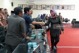 Wakil Wali Kota Kediri Lilik Muhibbah (kanan)  menyapa peserta Rapat Paripurna DPRD Kota Kediri di Gedung DPRD Kota Kediri, Jawa Timur, Kamis (21/2/2019). Rapat tersebut membahas dua rancangan peraturan daerah (raperda) yakni tentang penyelenggaraan dan kawasan permukiman serta raperda tentang perubahan atas Perda Kota Kediri Nomor 2 Tahun 2015 tentang Perusahaan Daerah Air Minum Tirta Dhaha.  Antara Jatim/ Asmaul Chusna/ZK