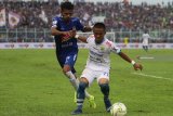 Pesepakbola Arema FC, Alfin Tualasamony (kiri) berusaha merebut bola dari kaki  pesepakbola Persib Bandung, Ghozali Muharram (kanan) dalam pertandingan babak 16 Besar Leg Kedua Piala Indonesia di Stadion Kanjuruhan, Malang, Jawa Timur, Jumat (22/2/2019).Arema gagal lolos ke babak delapan besar setelah ditahan imbang Persib Bandung dengan skor 2-2. Antara Jatim/Ari Bowo Sucipto/ZK.